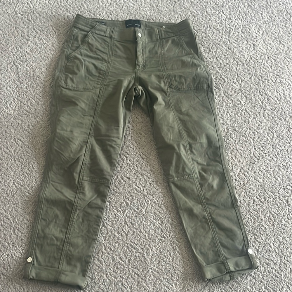 Mid-Rise Pret-A-Pedi Straight Crop Pants. Size 8. Worn twice.